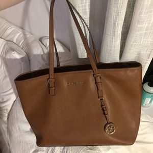 VERY LIGHTLY USED MICHAEL KORS JUST SET TOTE